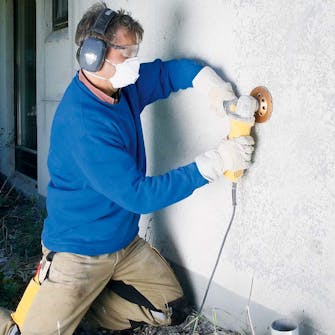 Udvendig isolering: Stænkpuds slibes Udvendig isolering: Stænkpuds slibes jævn